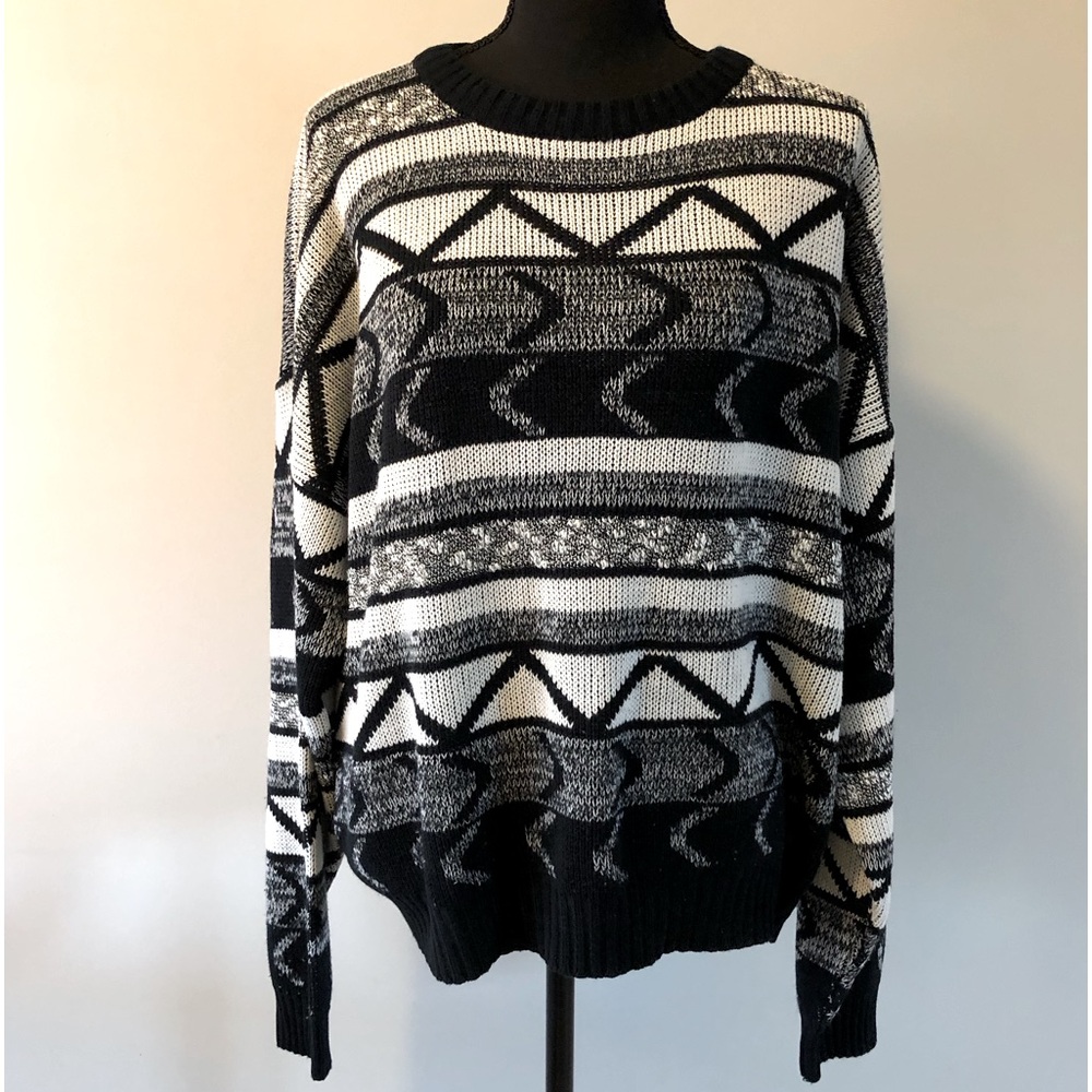Women’s Vintage Black & White Grampa style Long sleeve knit sweater size L
